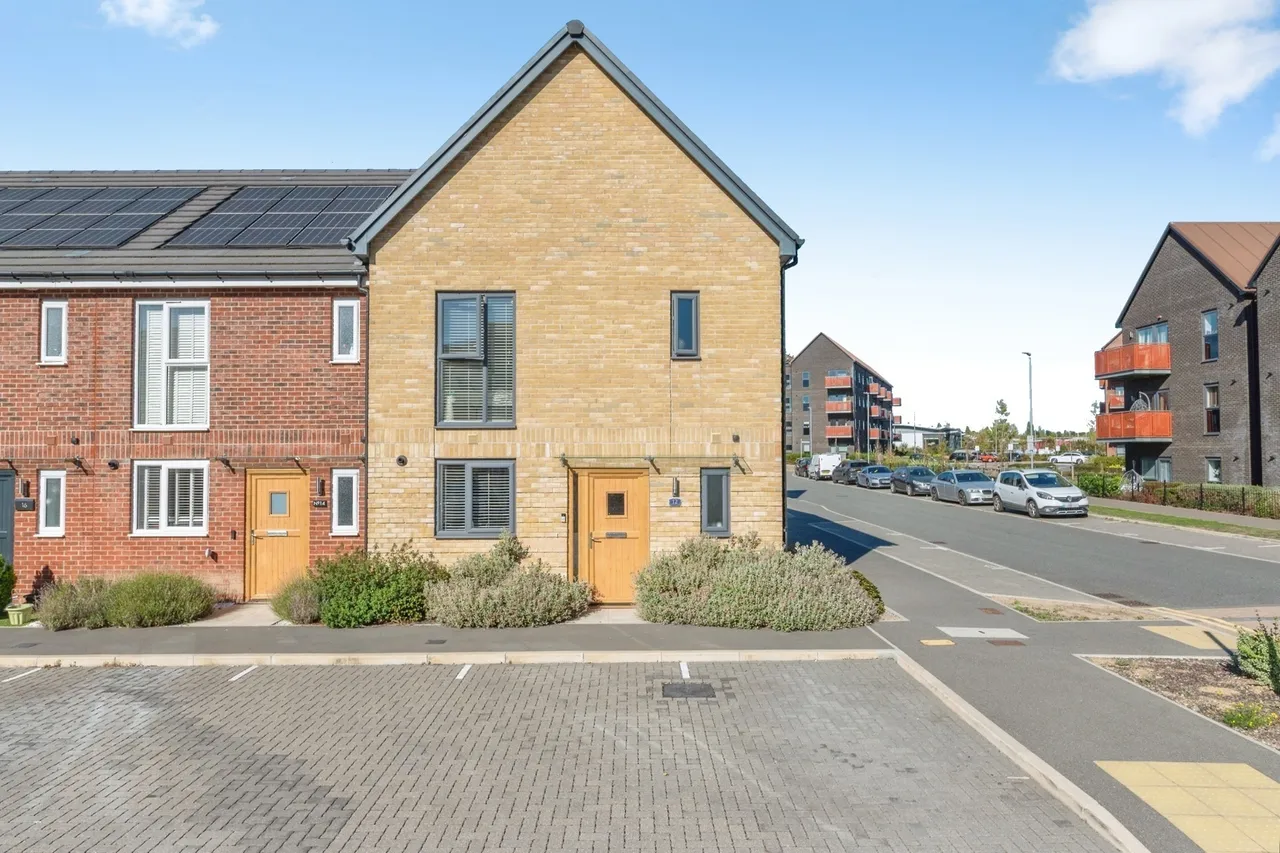 3 bed house for sale, Dovestone Close, West Thurrock, RM20