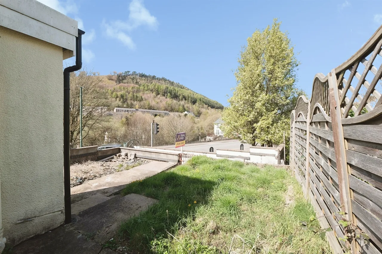 Hafod Fan Terrace, Abertillery, NP13, photo 11