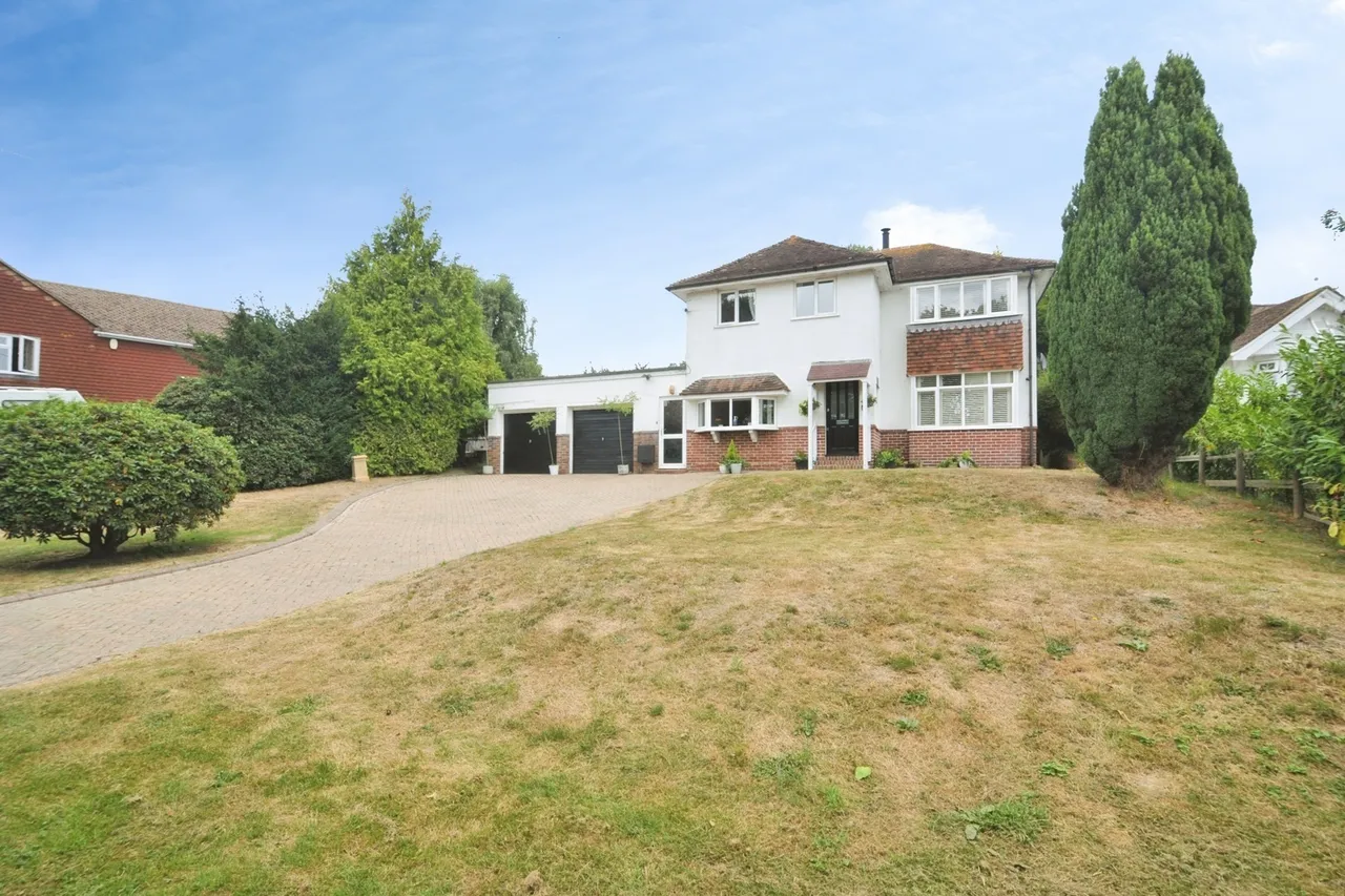 3 bed house for sale, Staplecross, Robertsbridge, TN32