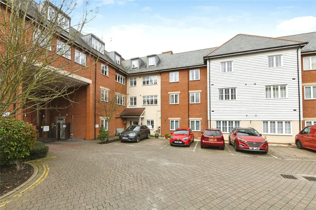 2 bed flat for sale — Ongar Road, Brentwood, Essex, CM15