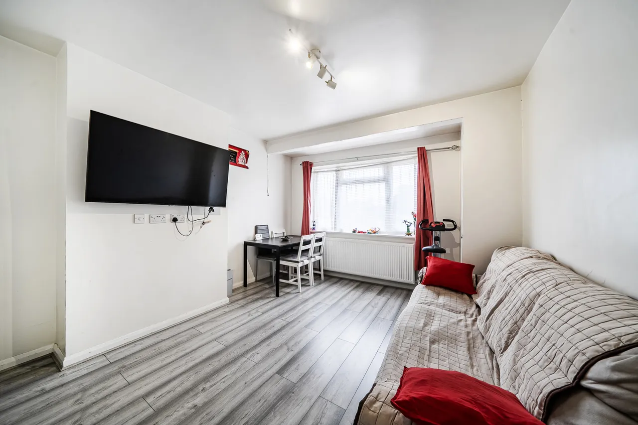Whitton Avenue West, Northolt, UB5, photo 2