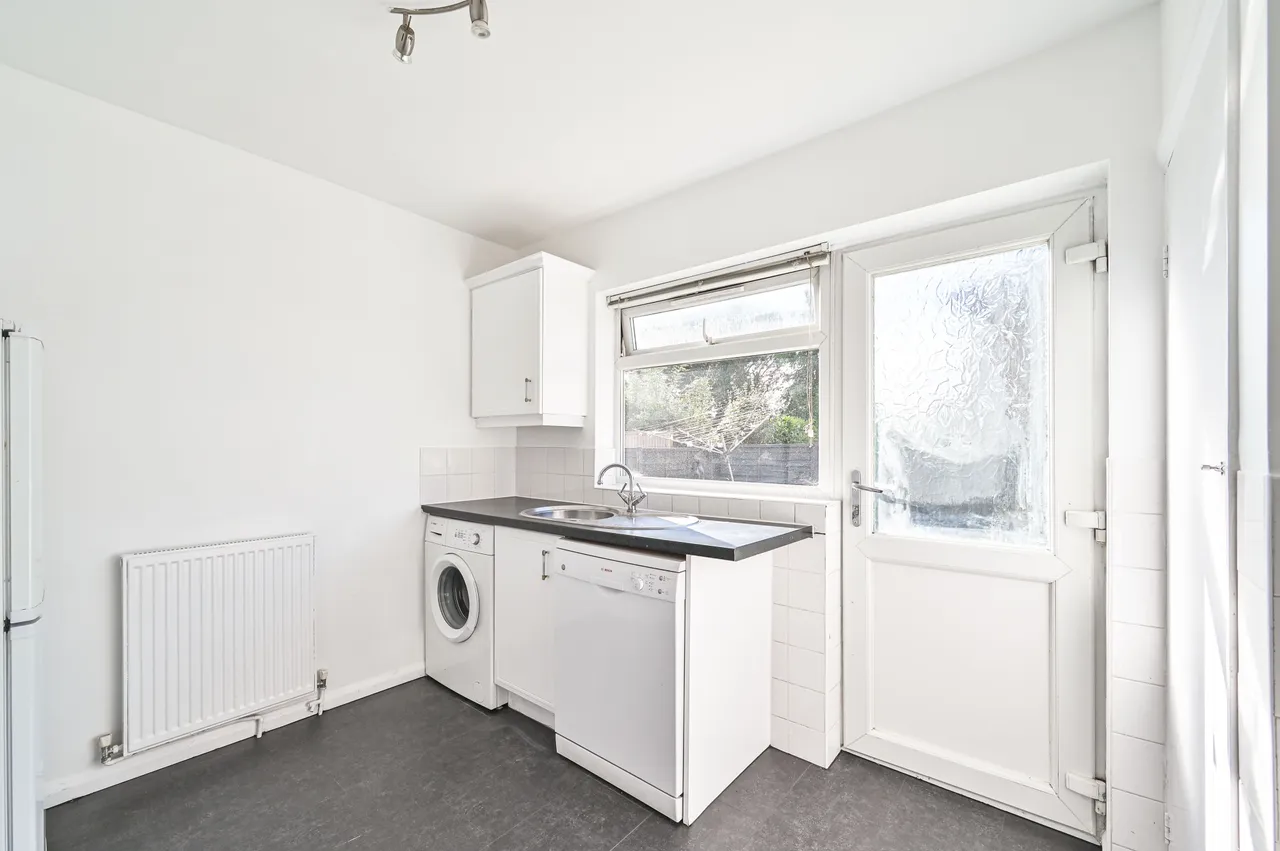3 Park Court, Friern Park, London, photo 4