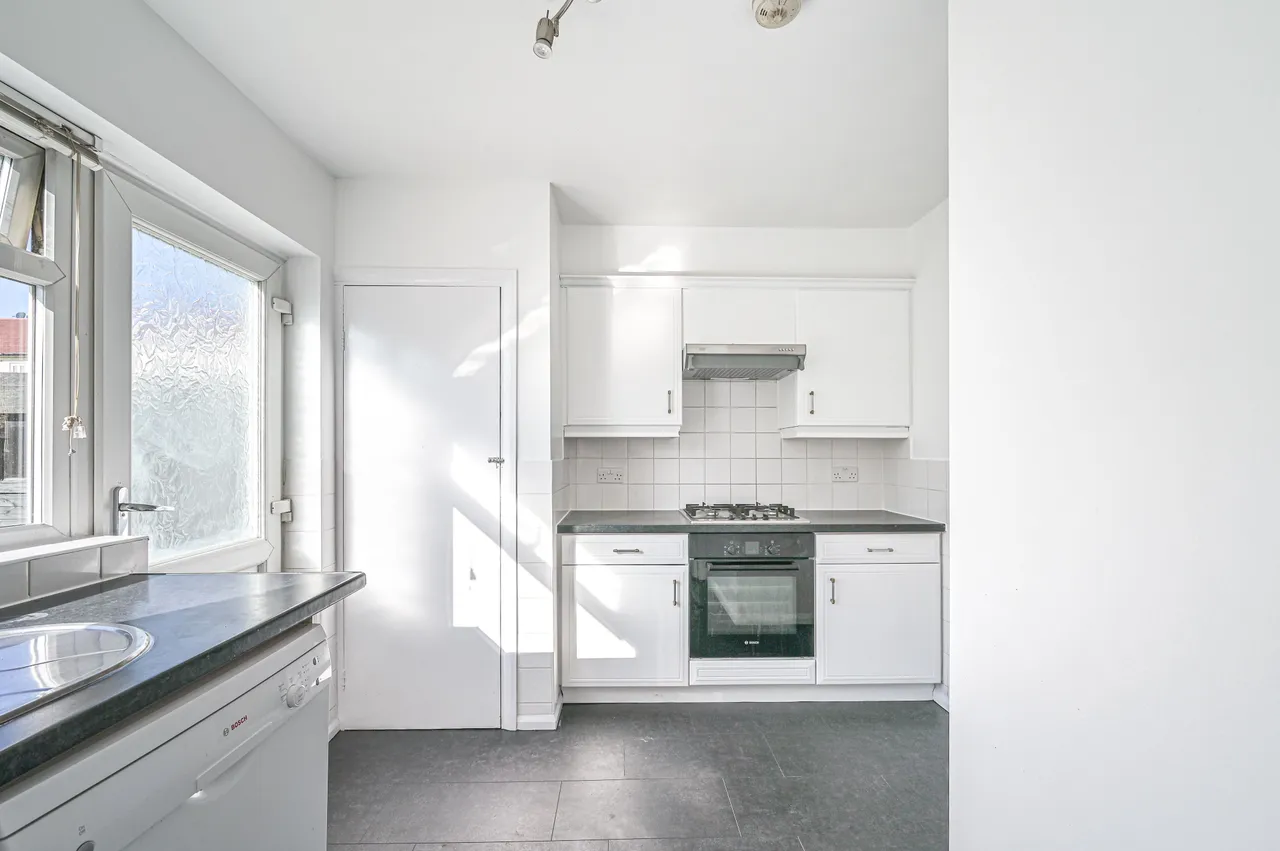 3 Park Court, Friern Park, London, photo 5