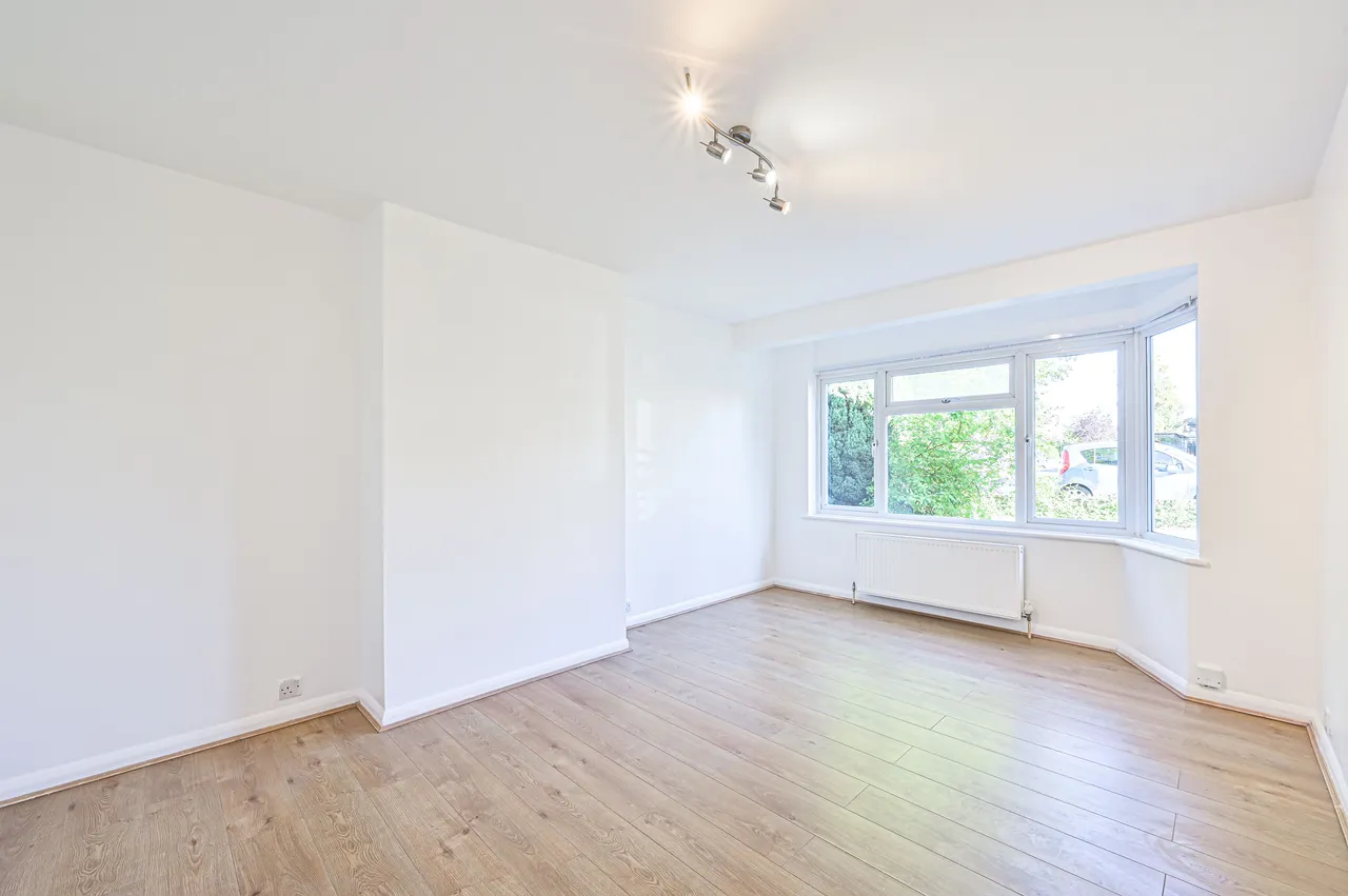 3 Park Court, Friern Park, London, photo 2