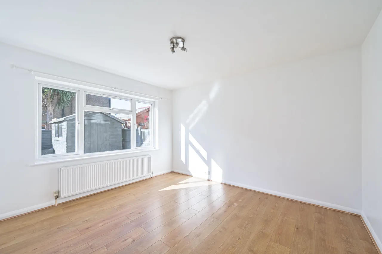 3 Park Court, Friern Park, London, photo 3
