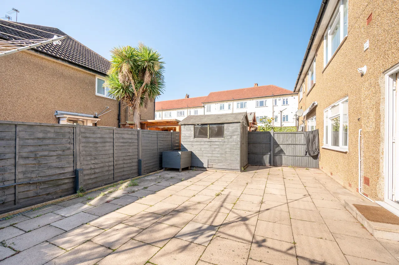 3 Park Court, Friern Park, London, photo 8