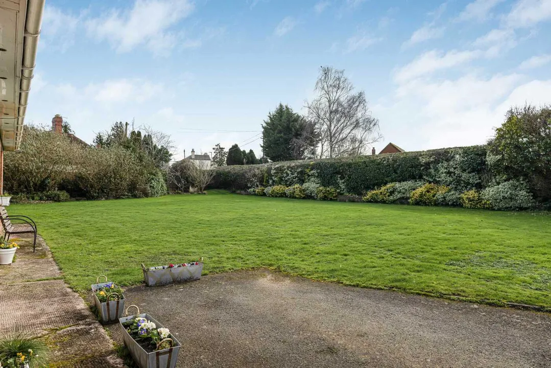 Bungalow and Large Garden, Lugwardine, Hereford, photo 26