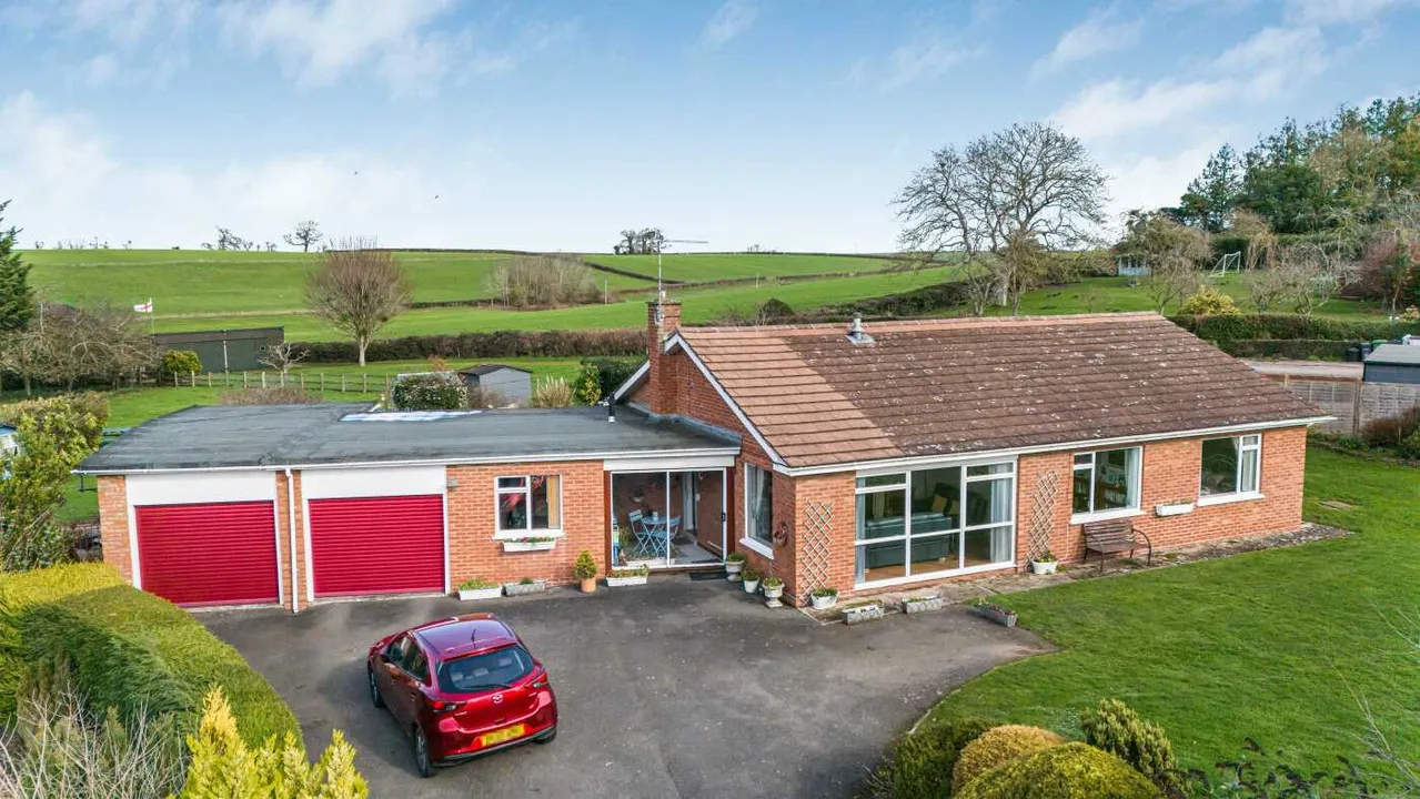 3 bed house for sale — Bungalow and Large Garden, Lugwardine, Hereford