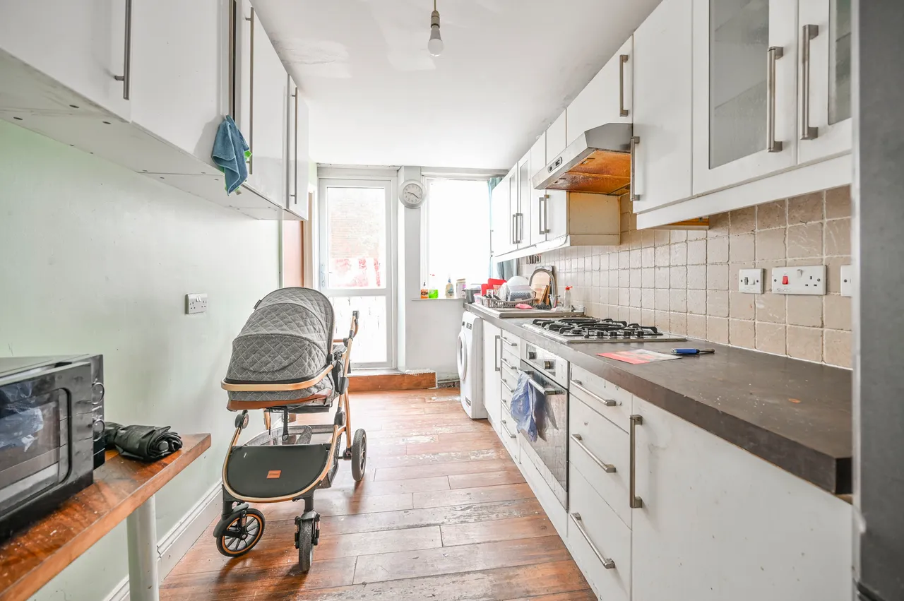 3 bed flat for sale, London, N18