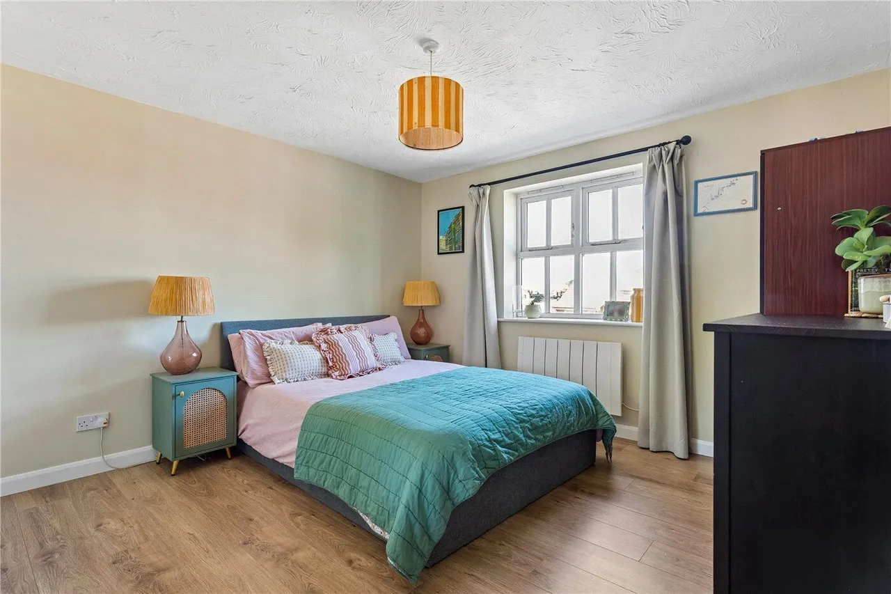 2 bed flat for sale, Massingberd Way, London, SW17