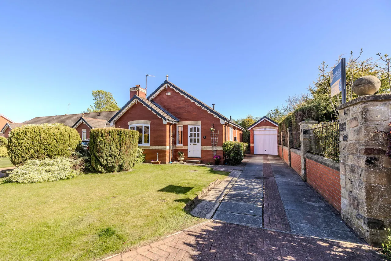 2 bed house for sale, Old Station Court, Darras Hall