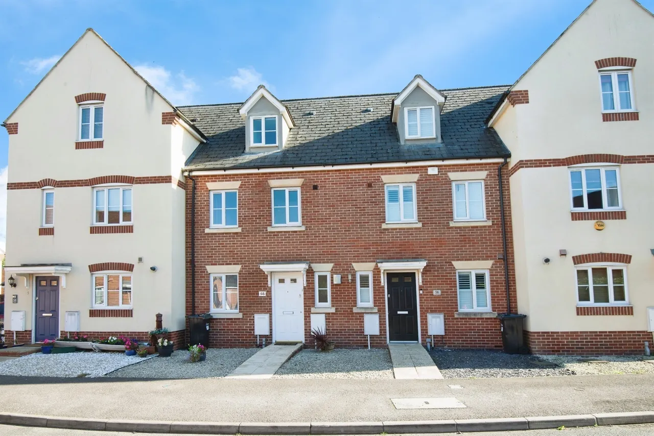 4 bed house for sale — Gloucester Avenue, Shinfield, READING