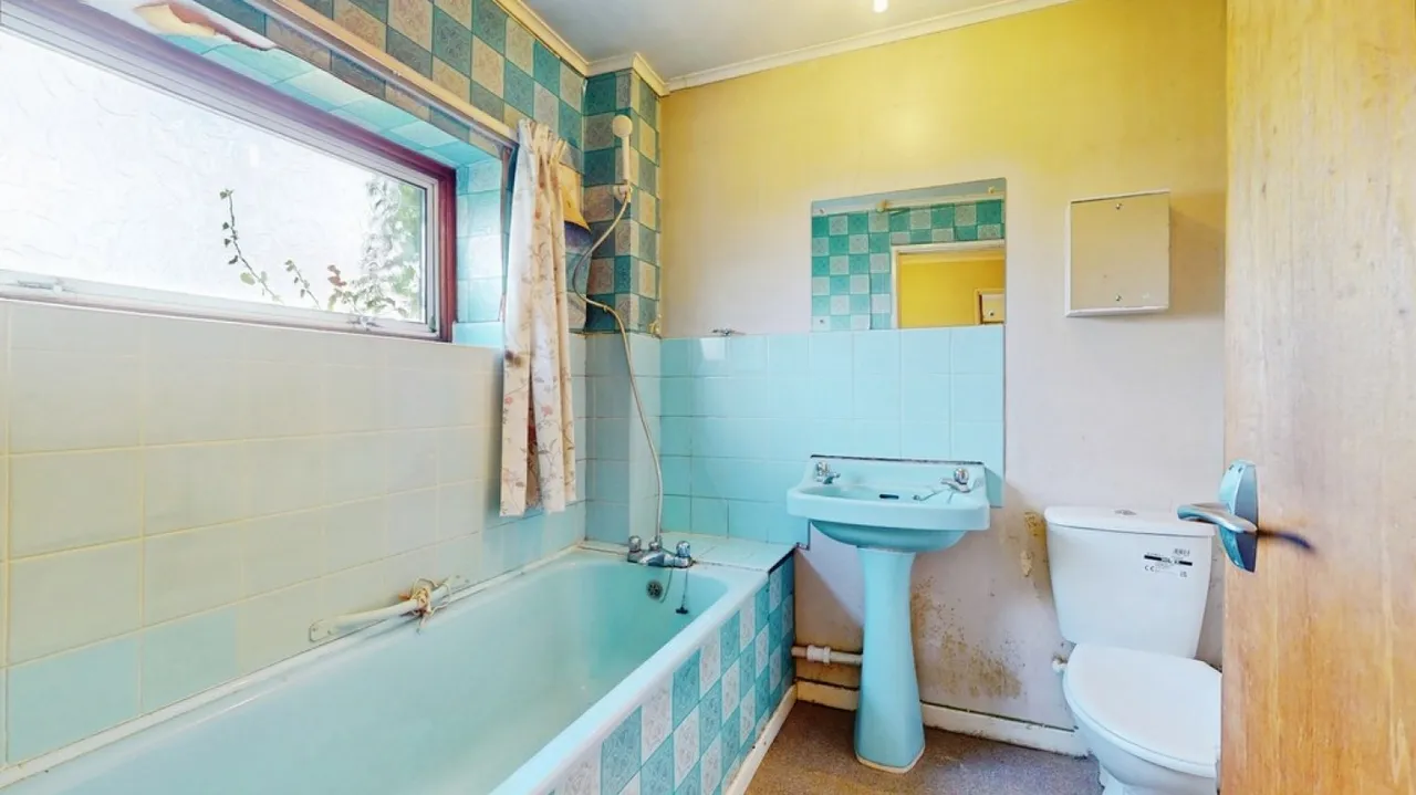 Charlton Kings, Cheltenham, Glos, photo 9