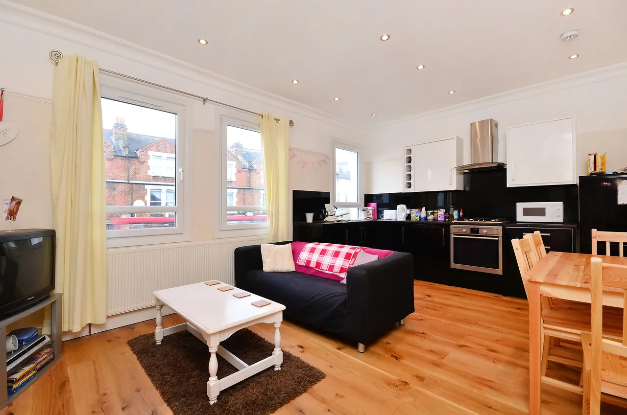 2 bed flat to rent — 222b Merton Road, London