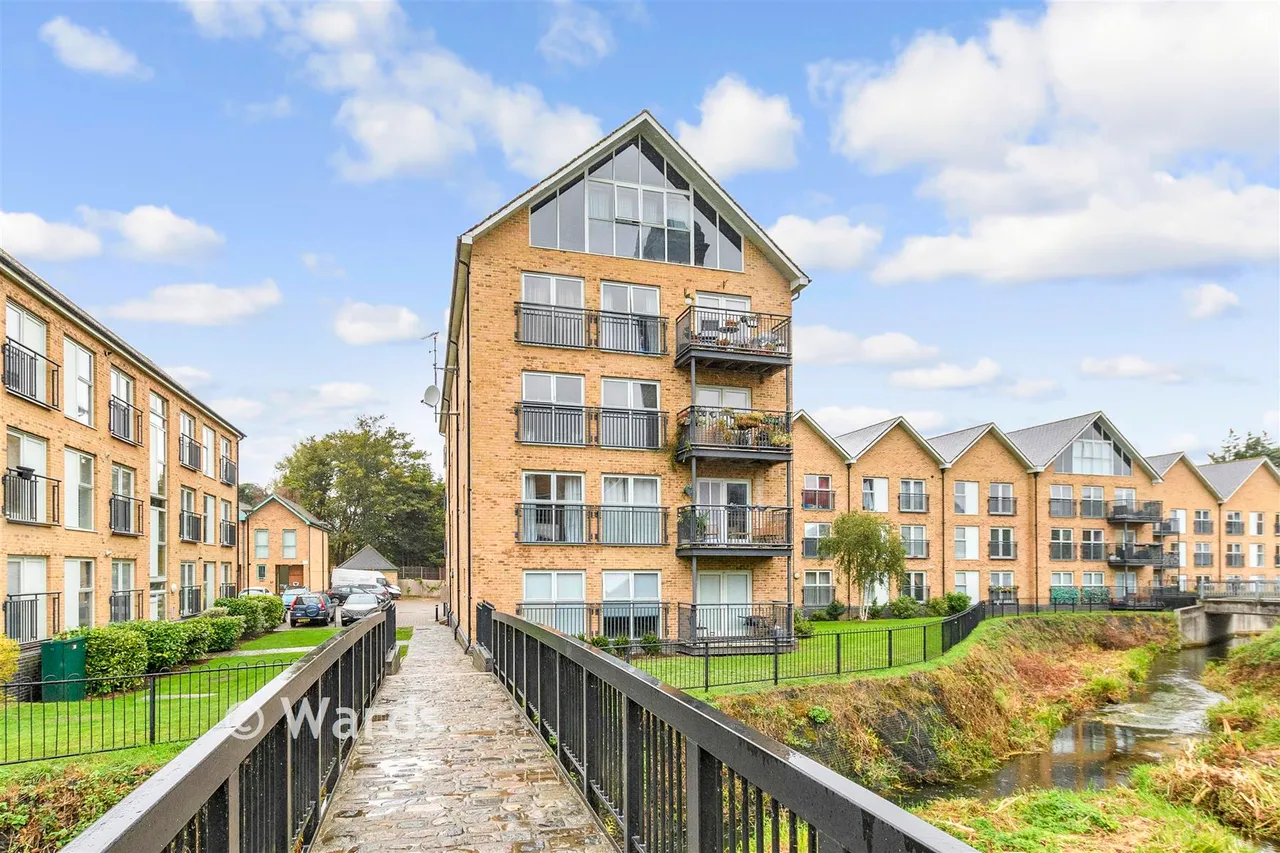 3 bed flat for sale, Esparto Way, Dartford, DA4