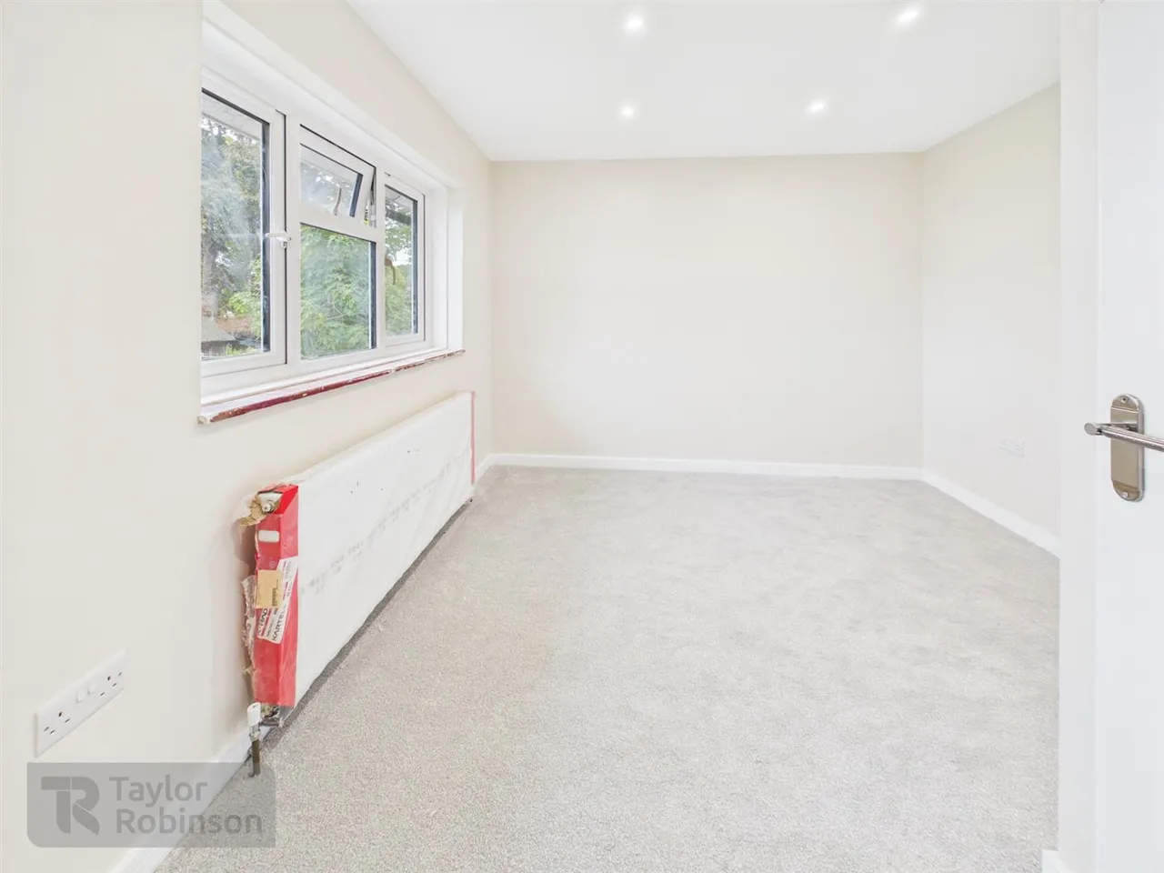 Maiden Lane, Langley Green, RH11, photo 8