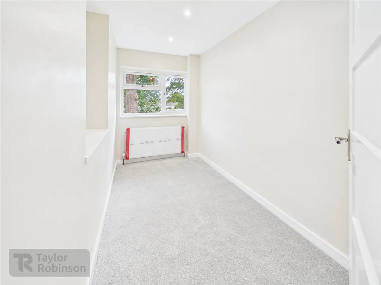 Maiden Lane, Langley Green, RH11, photo 9