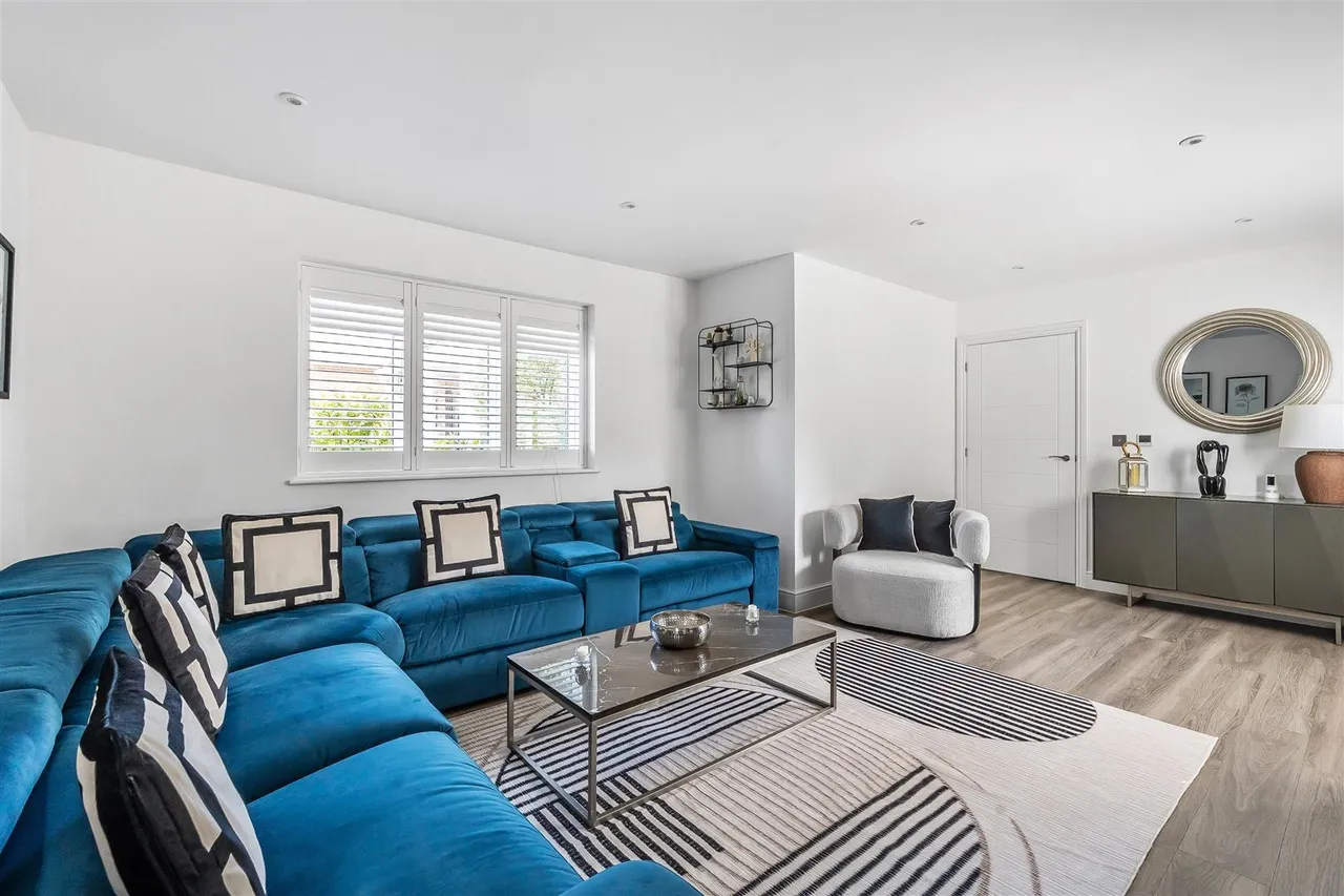 Aitken Place, Leatherhead, KT22, photo 4