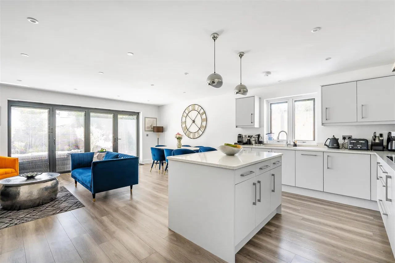 Aitken Place, Leatherhead, KT22, photo 2
