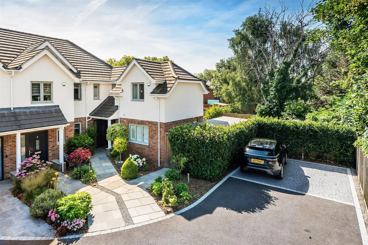 3 bed house for sale, Aitken Place, Leatherhead, KT22
