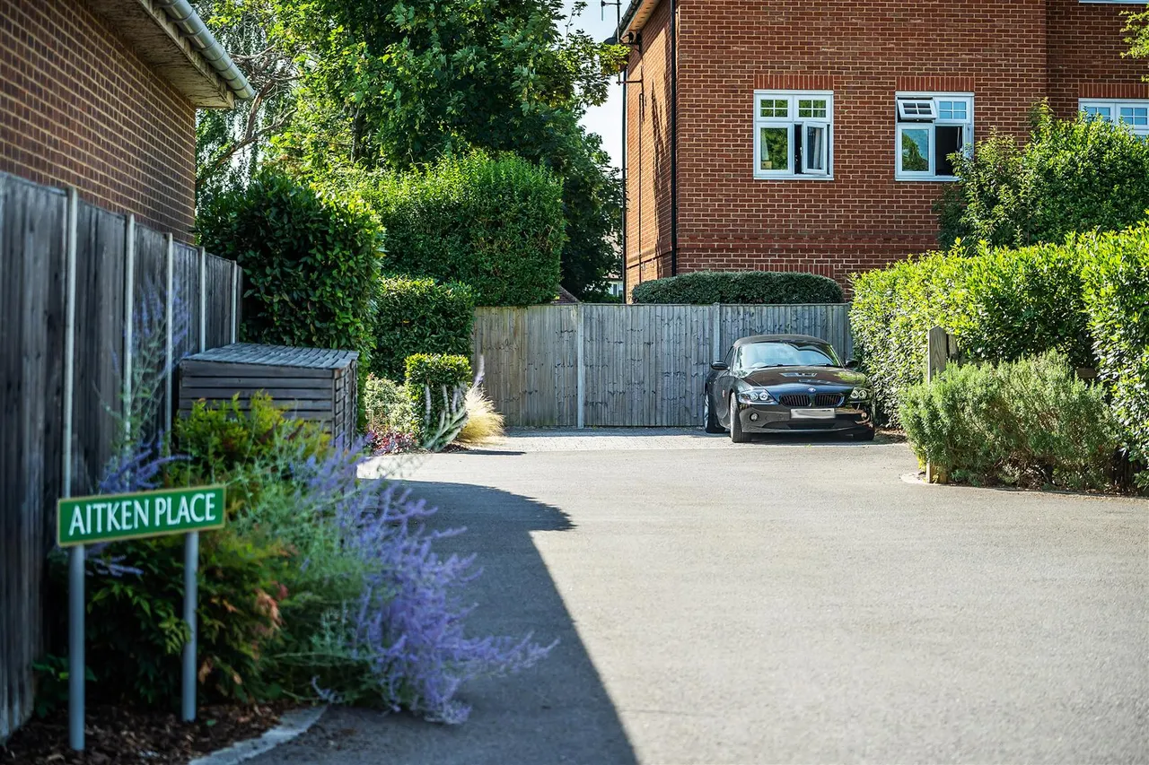 Aitken Place, Leatherhead, KT22, photo 15