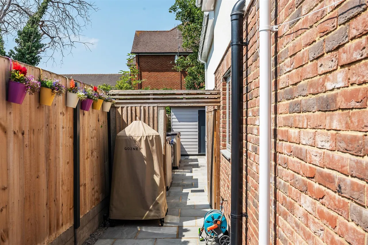 Aitken Place, Leatherhead, KT22, photo 16