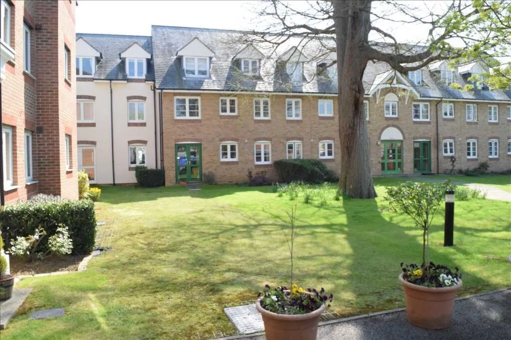 1 bed property to rent, Cedar Avenue, CM1
