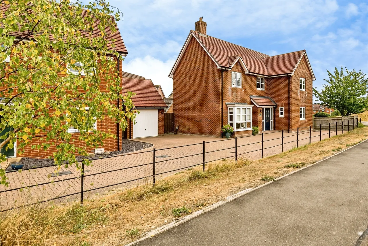 4 bed house for sale — Newton Avenue, Berryfields, Aylesbury