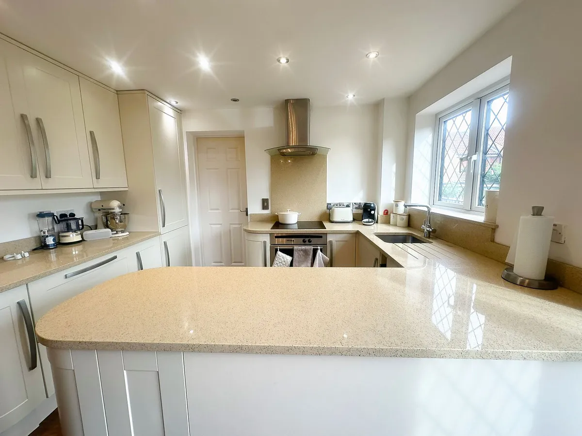 Romford, RM3, photo 2