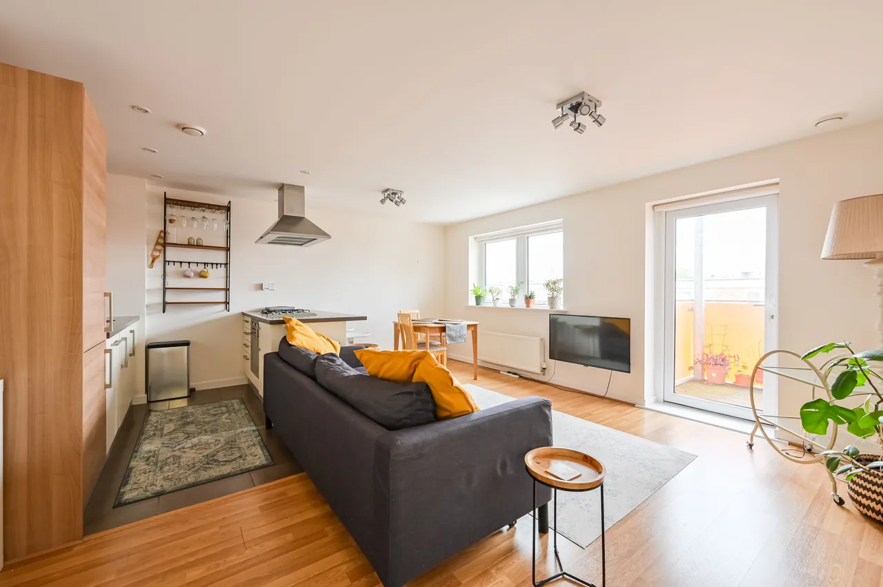 Flat 8, Chaplin Court, 20 Joseph Street, London, photo 2