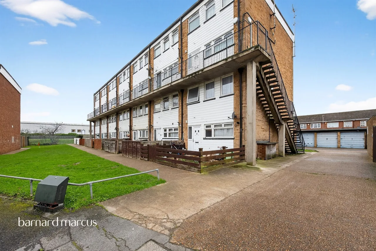3 bed house for sale — Percy Bryant Road, Sunbury-On-Thames