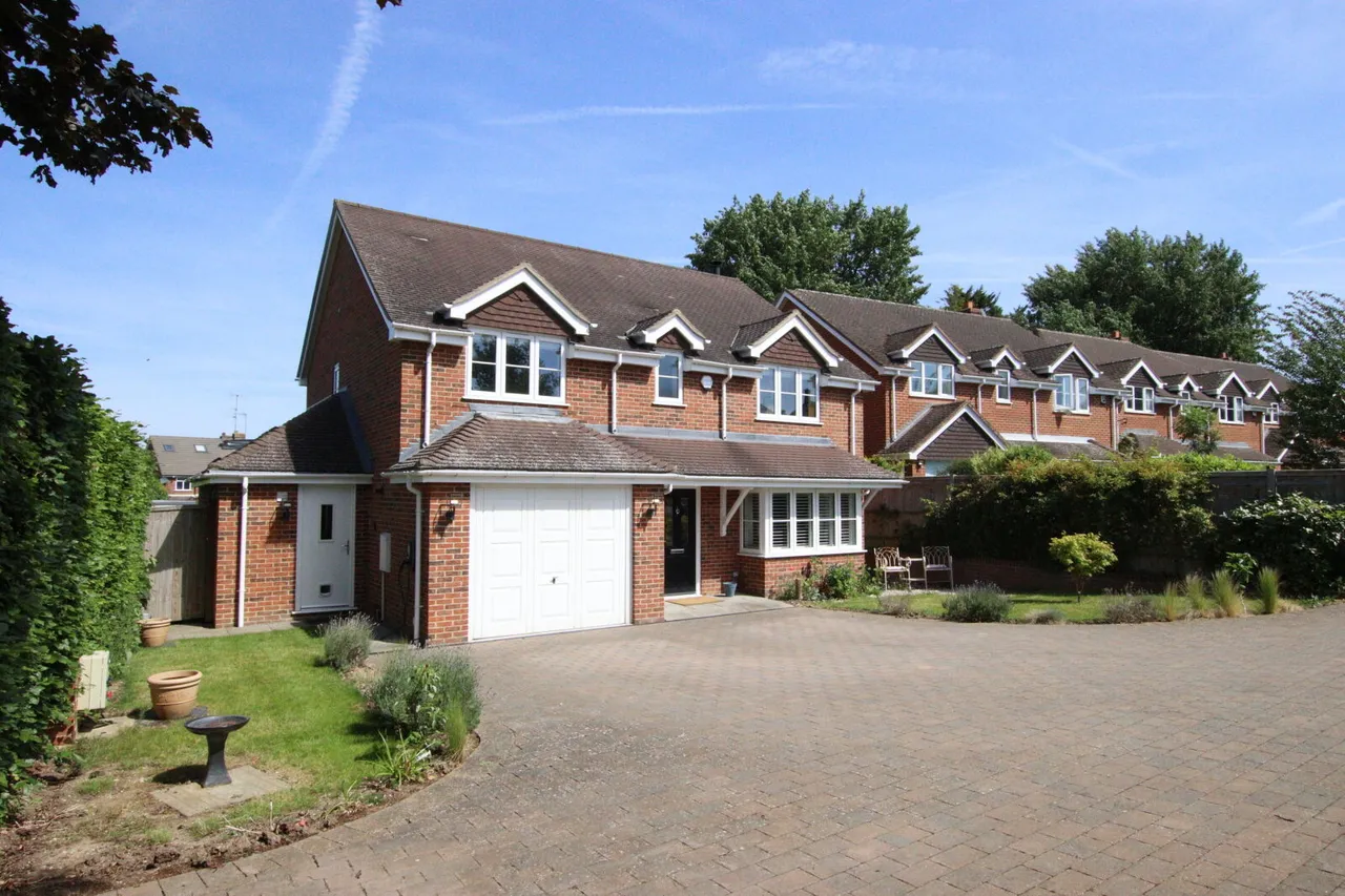 4 bed house for sale, Erleigh Court Drive, Earley, RG6