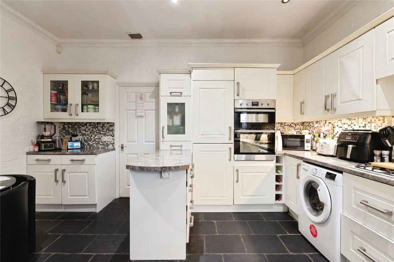 Beverley Avenue, CANVEY ISLAND, Essex, SS8, photo 10