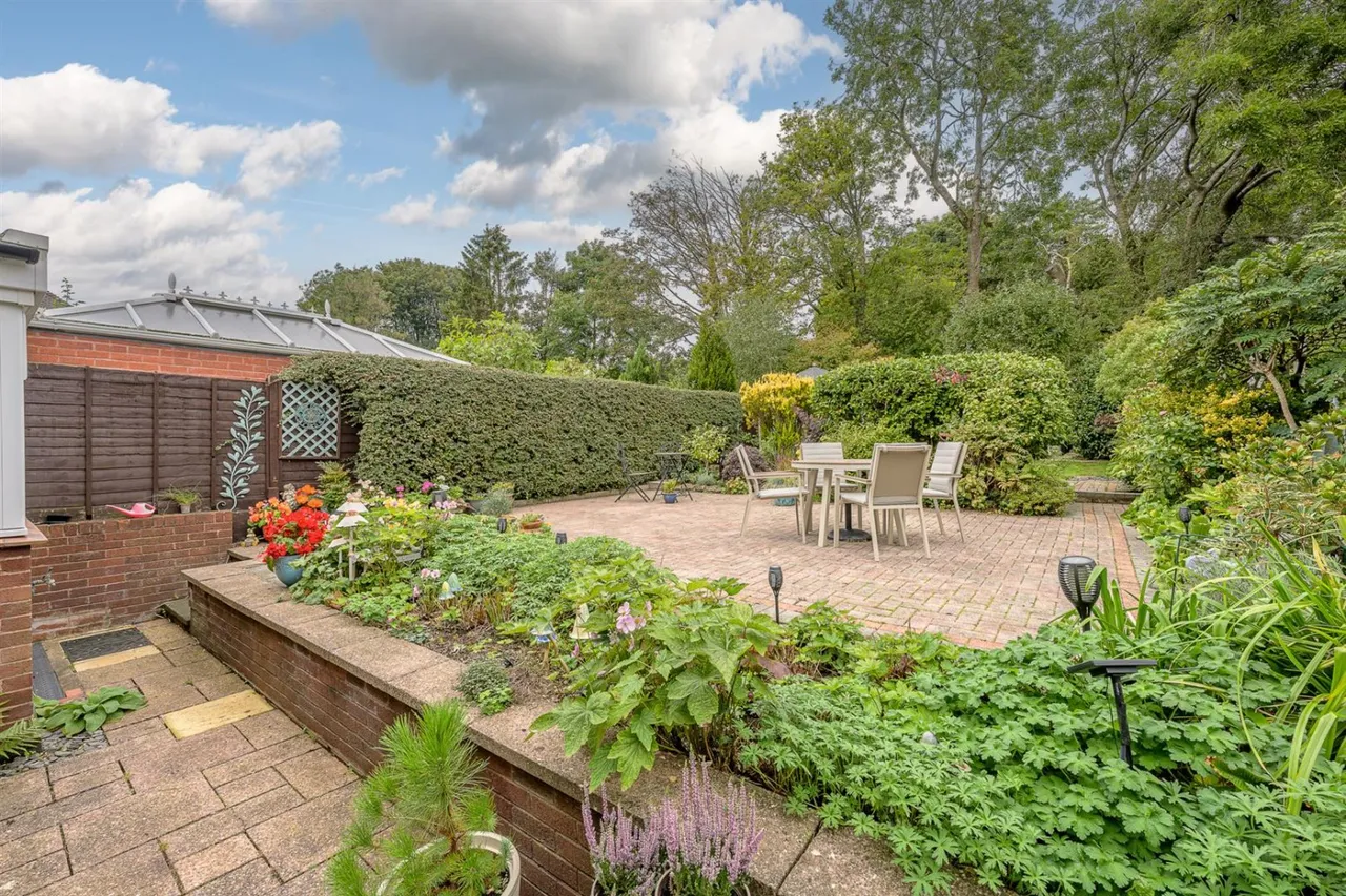 Elizabeth Grove, Dudley, DY2, photo 30