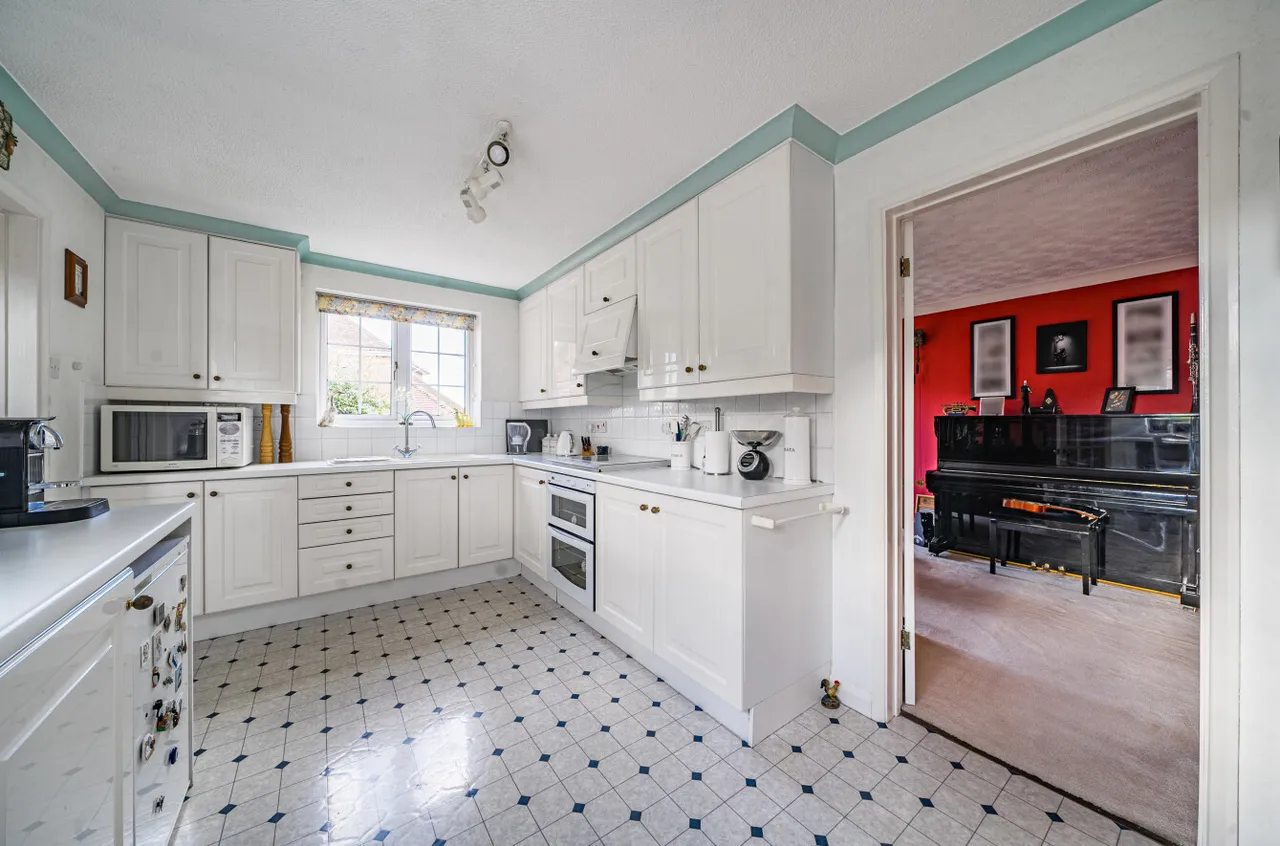 Aspen Gardens, Hook, Hampshire, RG27 9RB, photo 4