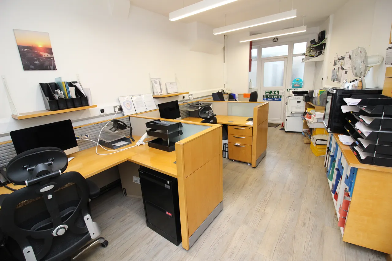 Cheam Common Road, WORCESTER PARK, Surrey, Worcester Park, KT48QJ, photo 4