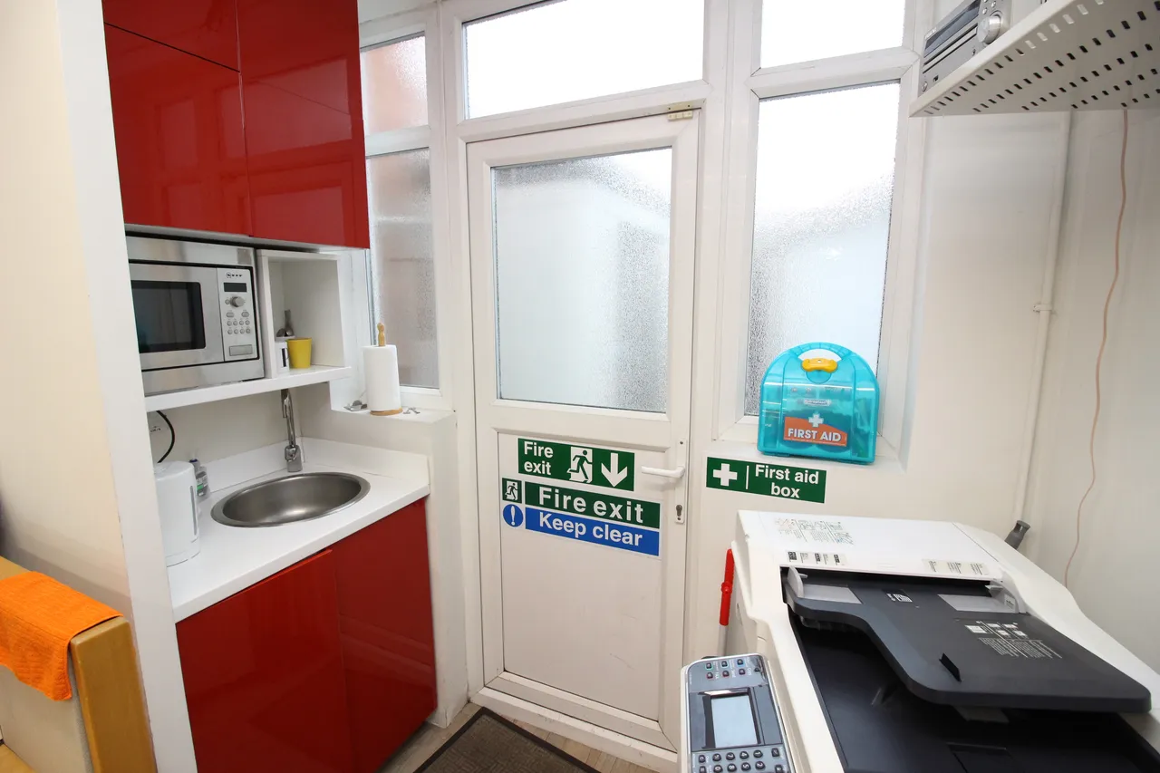 Cheam Common Road, WORCESTER PARK, Surrey, Worcester Park, KT48QJ, photo 6