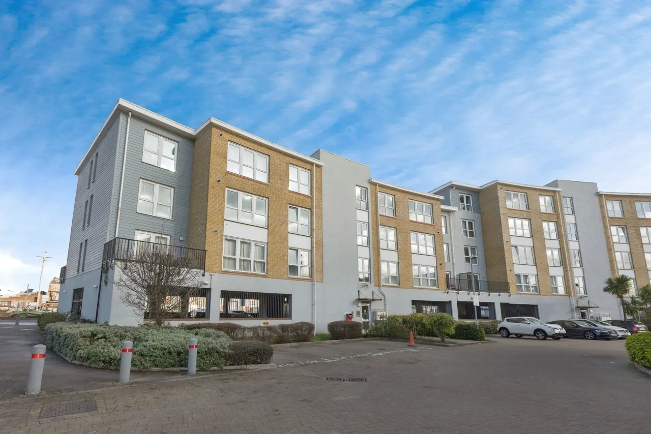 2 bed flat for sale, Admirals Way, Gravesend, DA12