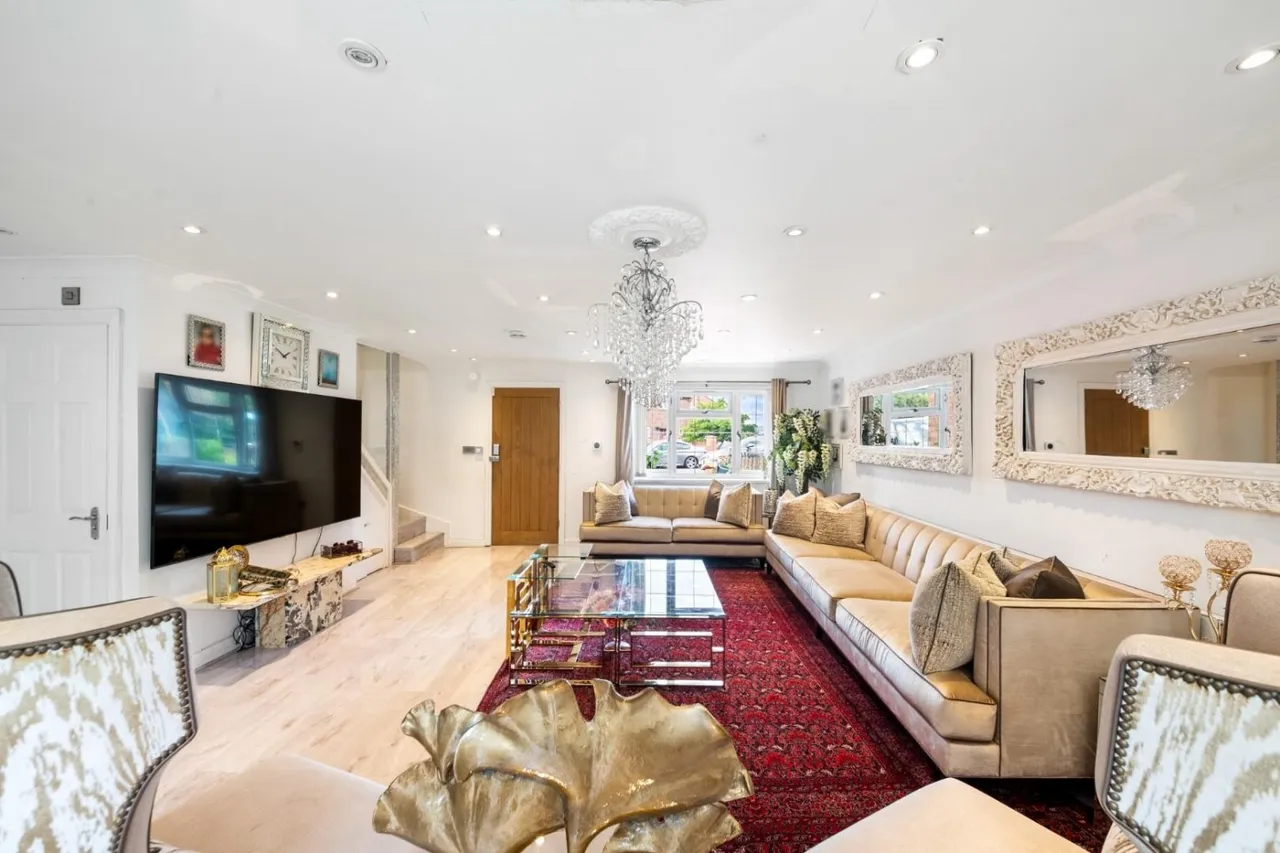 Larch Crescent, Hayes, UB4, photo 12