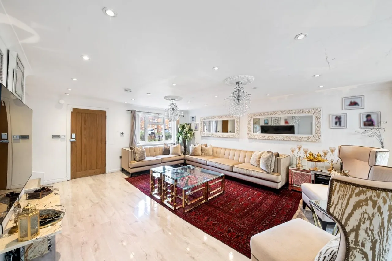 Larch Crescent, Hayes, UB4, photo 6