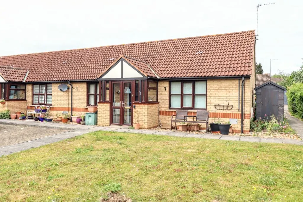 2 bed house for sale — Epsom Grove, Bletchley, Milton Keynes, Buckinghamshire, MK3 5NR