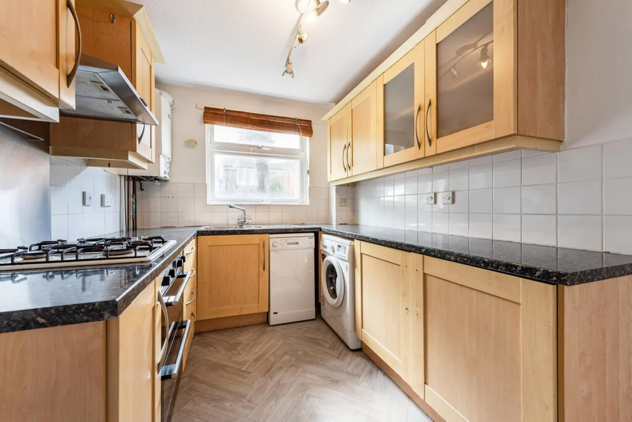 Elder Close, Badger Farm, SO22, photo 5