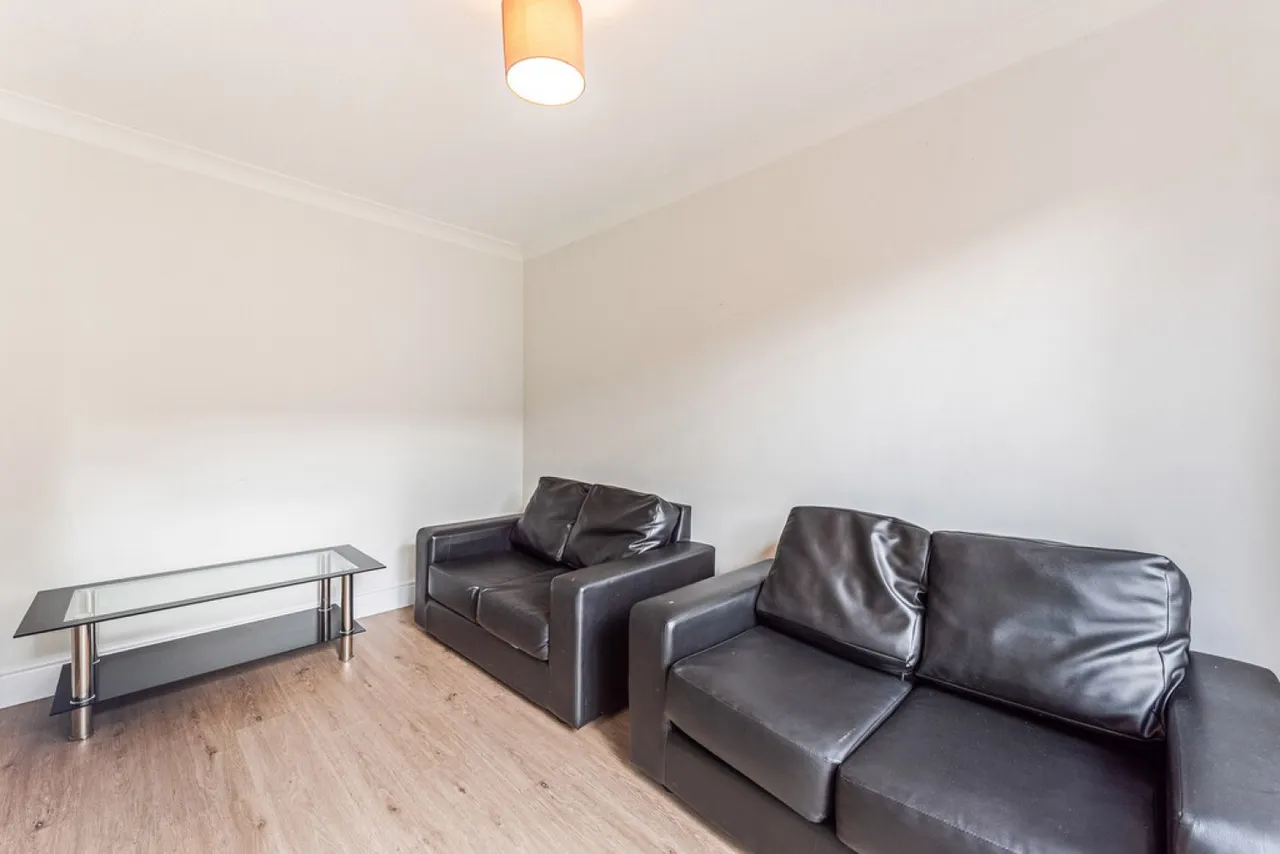 Elder Close, Badger Farm, SO22, photo 3