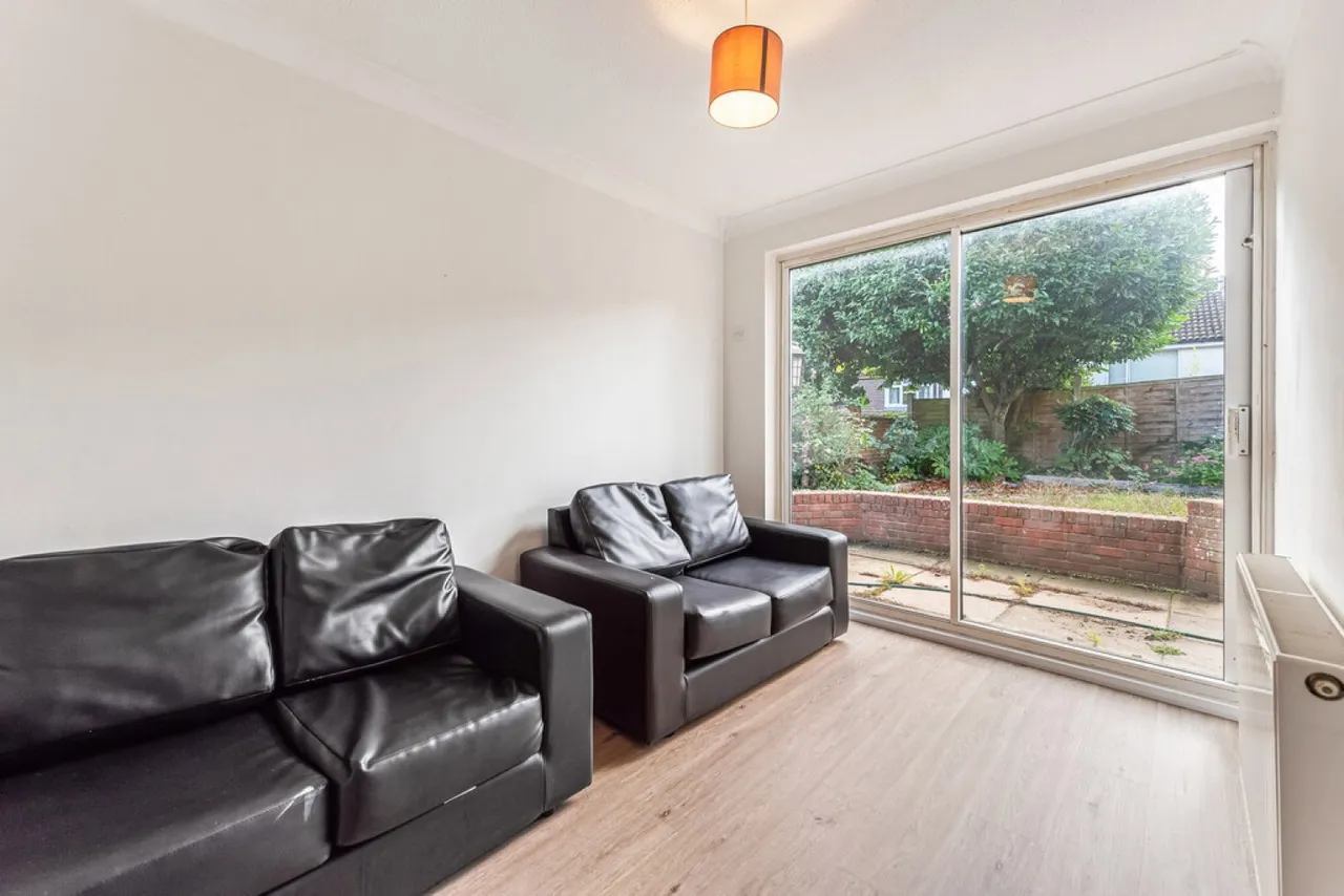 Elder Close, Badger Farm, SO22, photo 4
