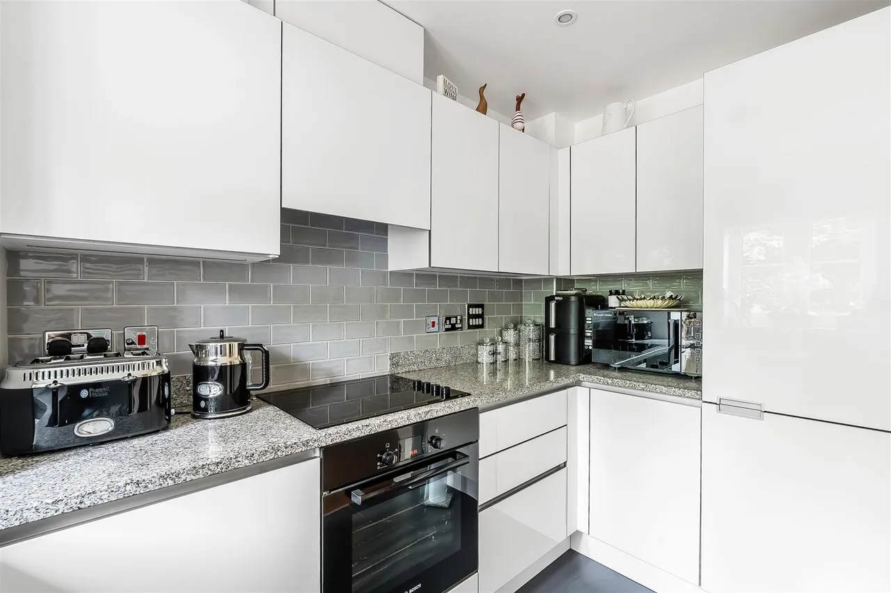 Tealby Close, Lower Kingswood, KT20, photo 5