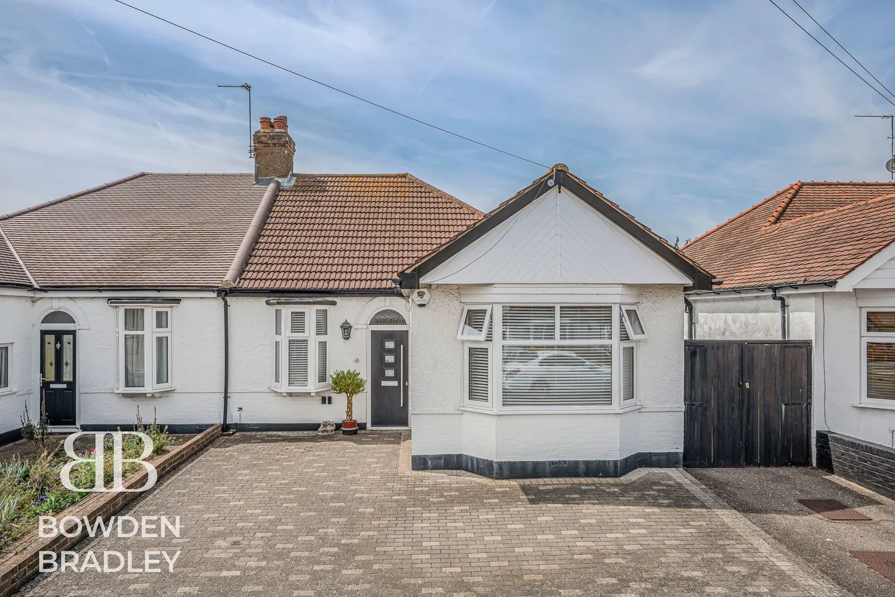 3 bed house for sale — Kelston Road, Barkingside, IG6