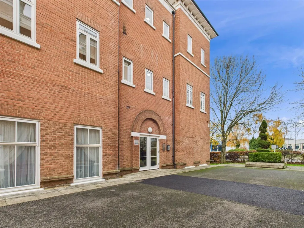 2 bed flat for sale, Pine Street, Fairford Leys