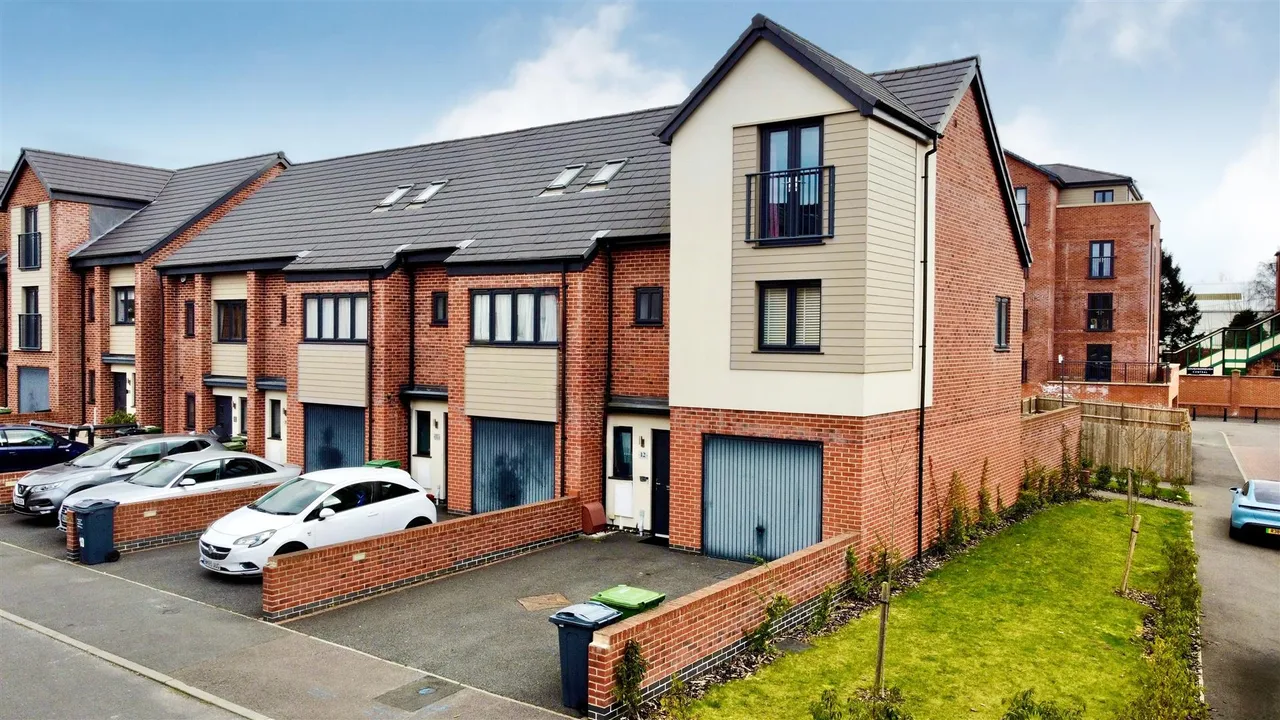 4 bed house for sale, Robinson Crescent, Loughborough