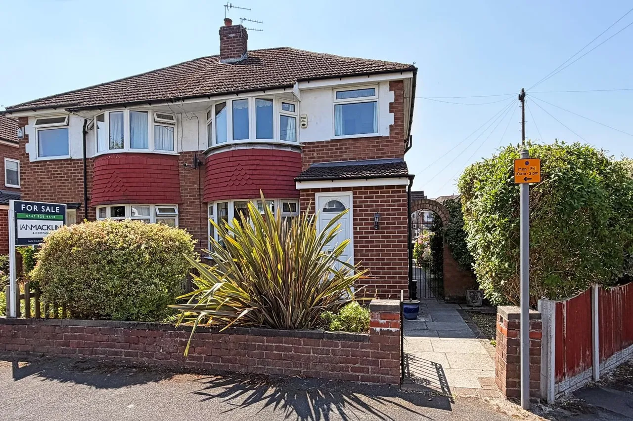 3 bed house for sale — Lansdowne Road, Altrincham, Cheshire WA14 4HJ