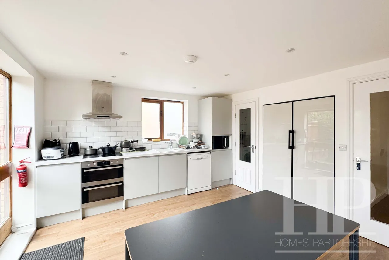 Commonwealth Drive, Crawley, RH10, photo 3